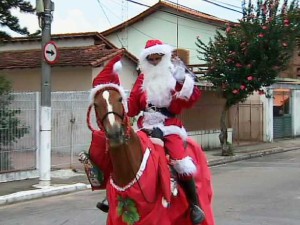 Papai Noel e seu cavalo alazão