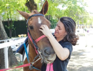 Michelle Rodrigues faz equoterapia há três meses com a égua Chuva no Jockey Clube de São Paulo