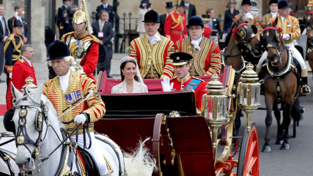 Príncipe William e Kate Middleton saindo da igreja de carruagem