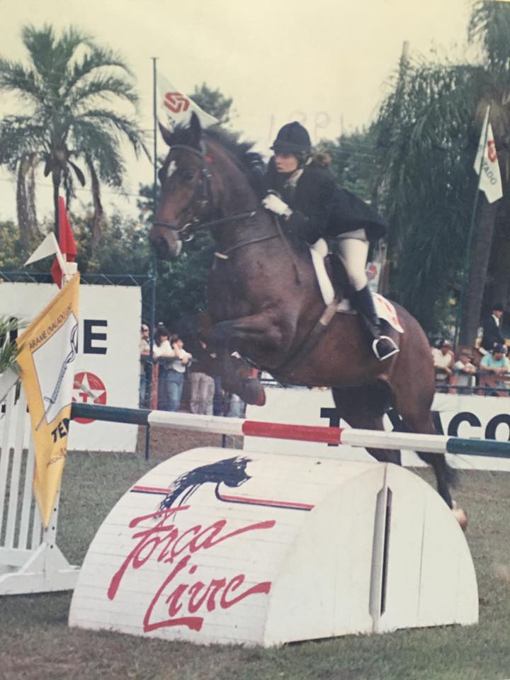 Delgado um cavalo gordinho e querido. Ele não tinha medo de saltar, mas também não tinha medo de bater nos obstáculos.